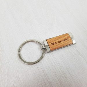 Premium obesek z gravuro napisa na les