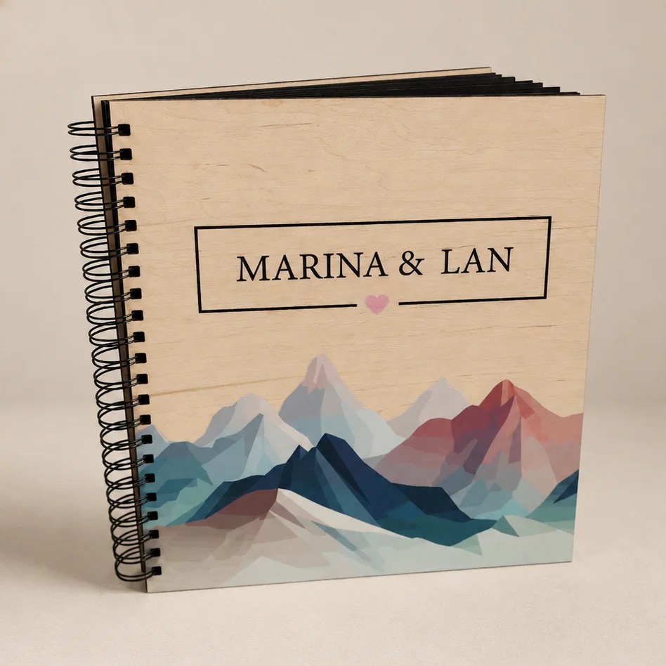 Album za pare z gorskim motivom in personaliziranimi imeni